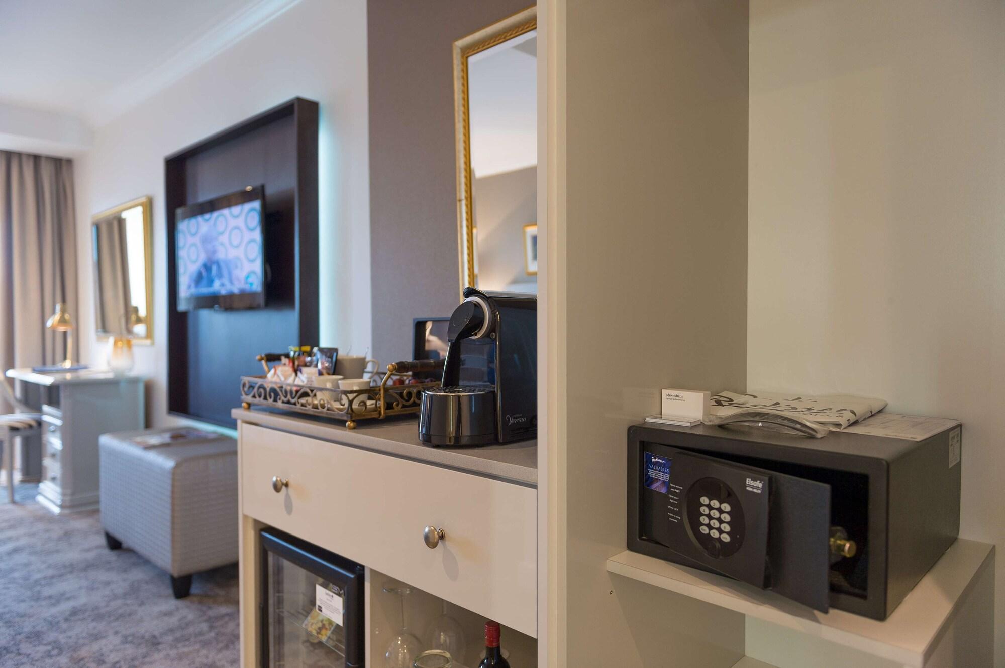 Hotel Le Vendome Cidade Do Cabo Exterior foto A safe in a hotel room