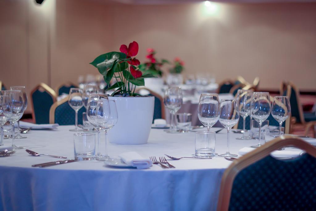 Hotel Le Vendome Cidade Do Cabo Exterior foto A table set for a formal dinner