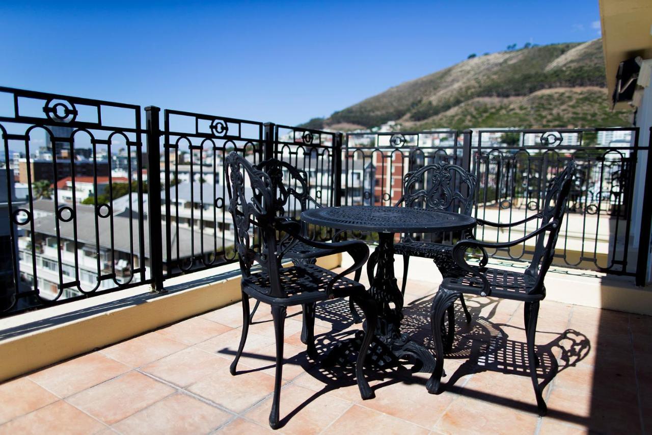 Hotel Le Vendome Cidade Do Cabo Exterior foto A wrought iron patio set